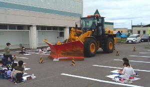 社会貢献活動　砂川市空知太小学校　写生会への重機提供